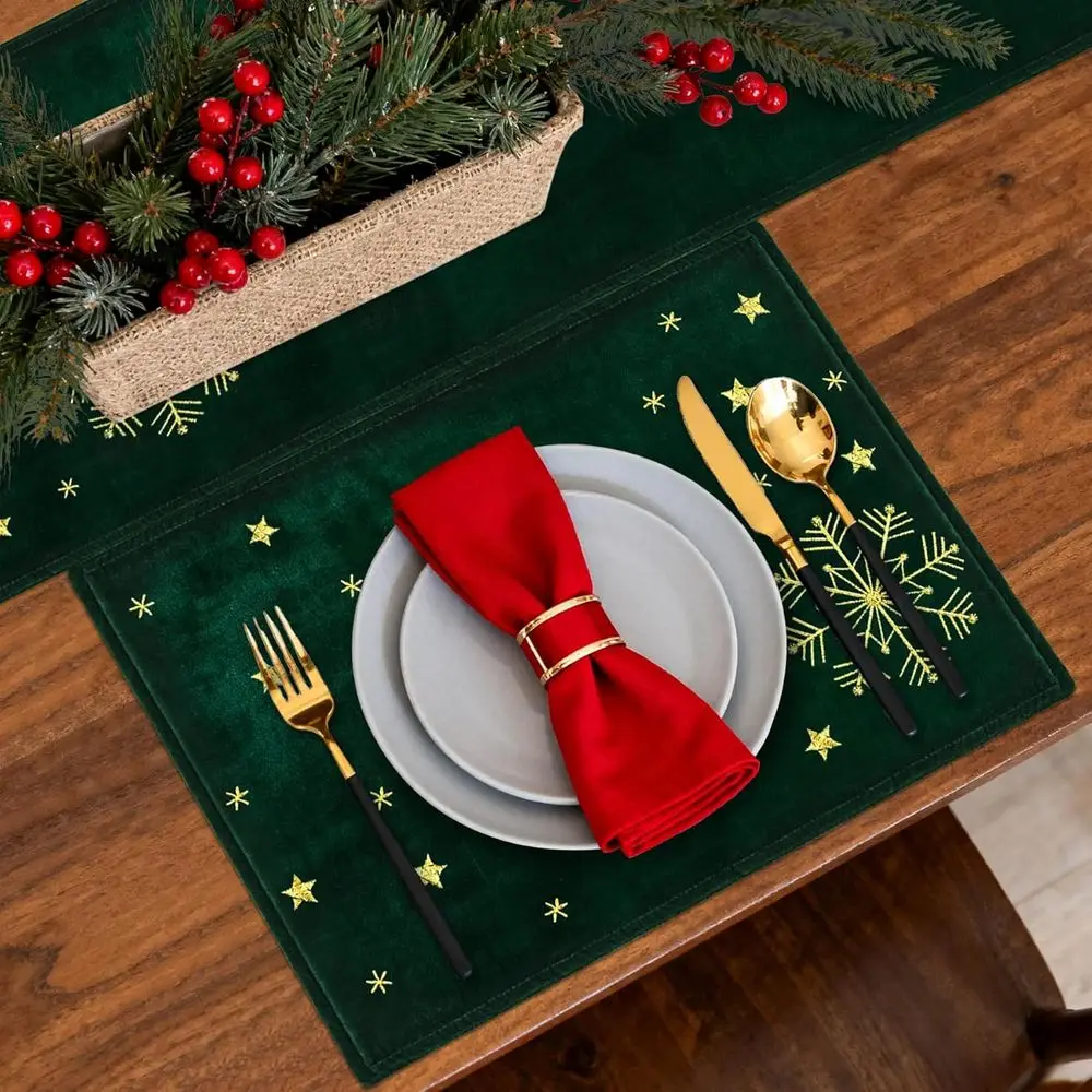 مجموعة مفارش ومفارش طاولة مخملية أنيقة مطرزة باللونين الأخضر والذهبي على شكل أوراق هولي لعيد الميلاد، مقاس 10 × 72 بوصة لديكور الطعام الاحتفالي