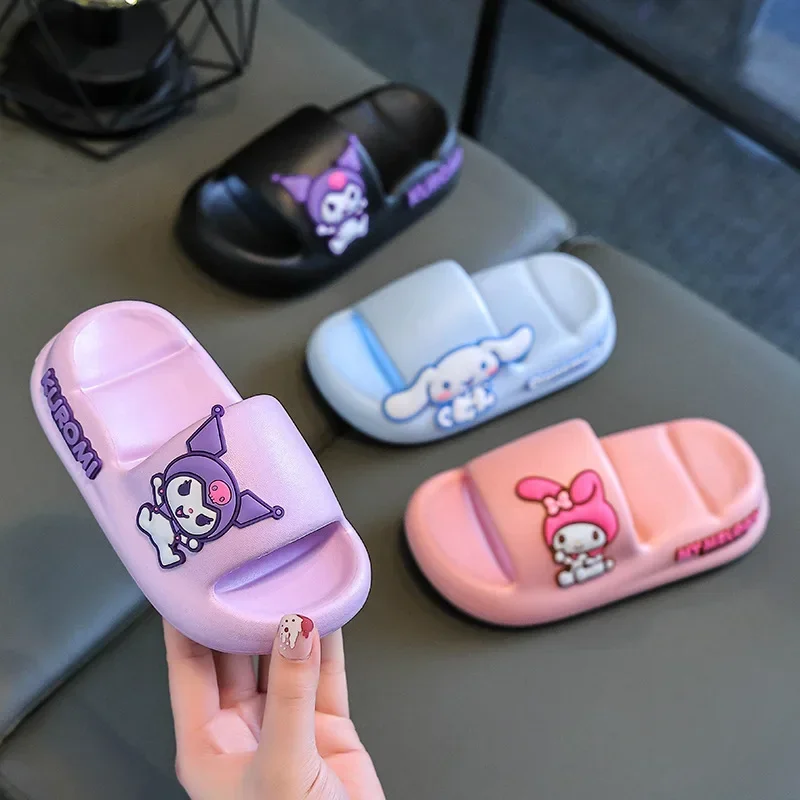 Sanrio kapcie dziecięce letnie urocze kreskówki Kuromi chłopięce i dziewczęce antypoślizgowe miękkie podeszwy buty plażowe w pomieszczeniach i na