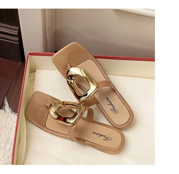 2026 Neue Damen-Flip-Flops mit eckiger offener Zehenpartie, einfarbig, vielseitig, mit Clip-Zehenriemen, flache Sandalen mit Metallschnalle für Damen – Detail 17