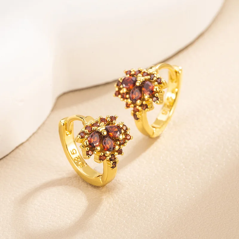 

The gentle red zircon maple leaf earrings exude a French retro charm. They are wedding earrings for brides and a trend for women