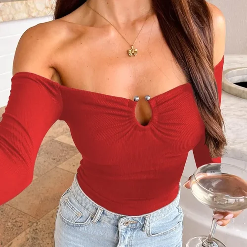 Imagen 1 del producto 2025 Otoño Invierno nueva camiseta de manga larga para mujer con hombros descubiertos hebilla de Metal recogida Top de punto ajustado capa Base acanalada Y2k