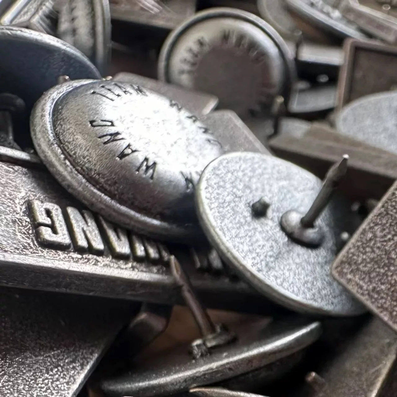 Kpop Мужская группа GOT7 Member Jackson Wang Брошь в одном стиле TEAM WANG Оригинальная одна же модель Старая брошь