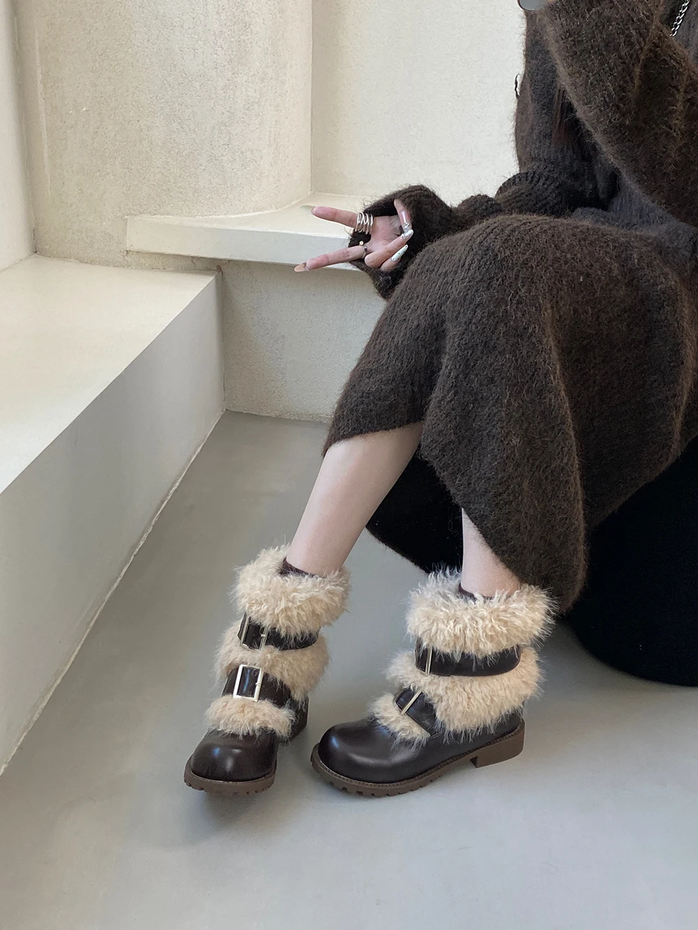 

Женские ботильоны с круглым носком, модные зимние зимние ботинки на меху на плоской подошве и среднем каблуке с пряжкой на ремне, женские размеры 35-410