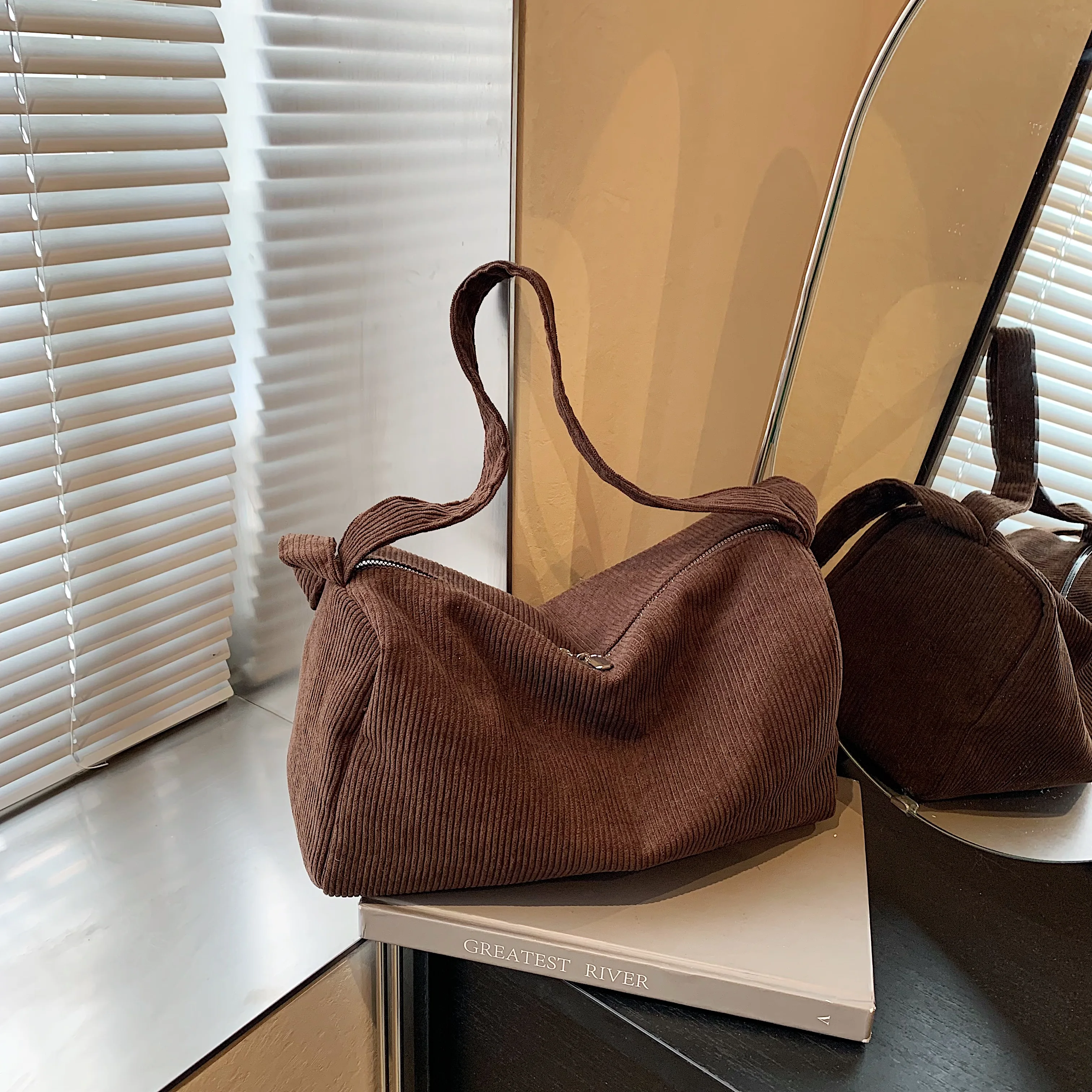 

Corduroy large capacity tote bag for commuting and outings, women's single-shoulder bag