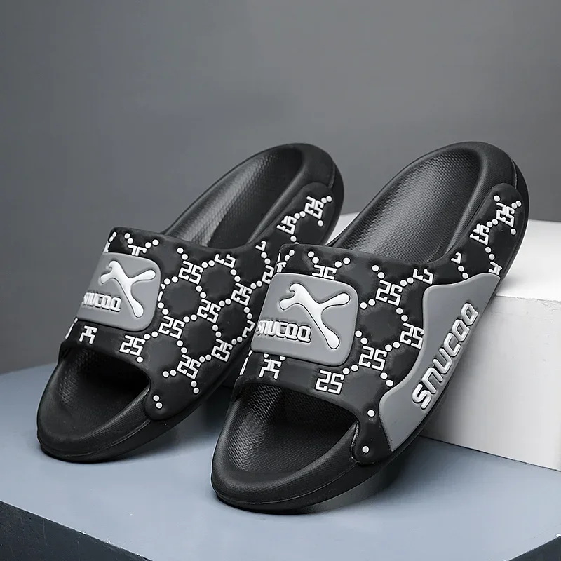 Modne męskie kapcie Lekkie buty plażowe Para butów w stylu casual Antypoślizgowe kapcie łazienkowe Męskie buty ogrodowe na zewnątrz