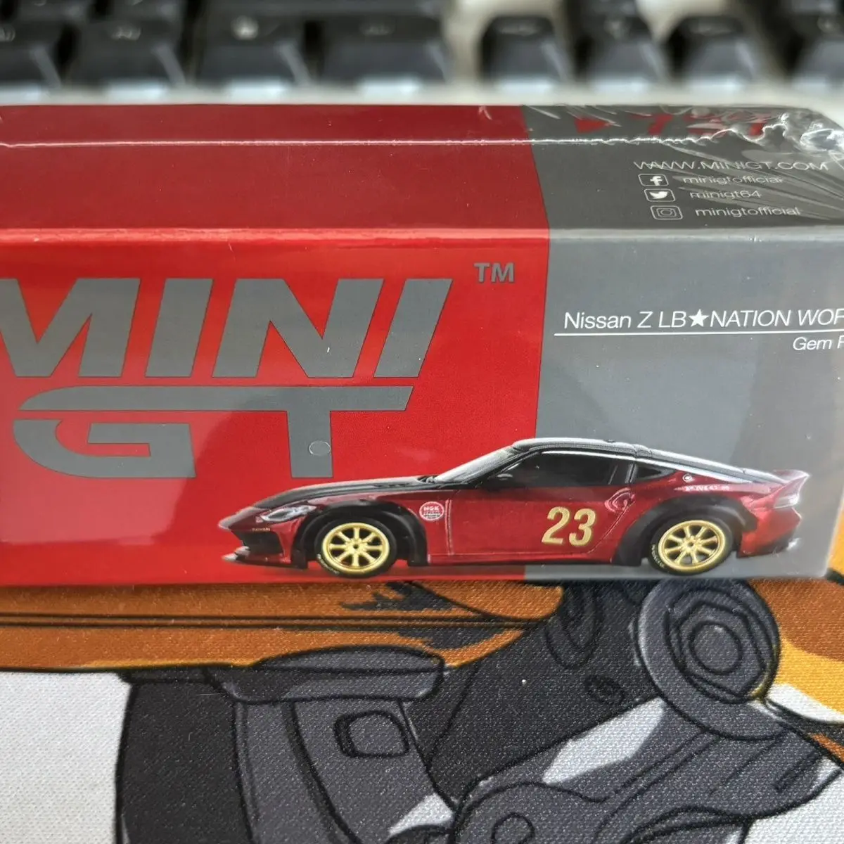 

Миниатюрный грузовик 1:64 LBWK для Nissan Z Nation Works Gem737