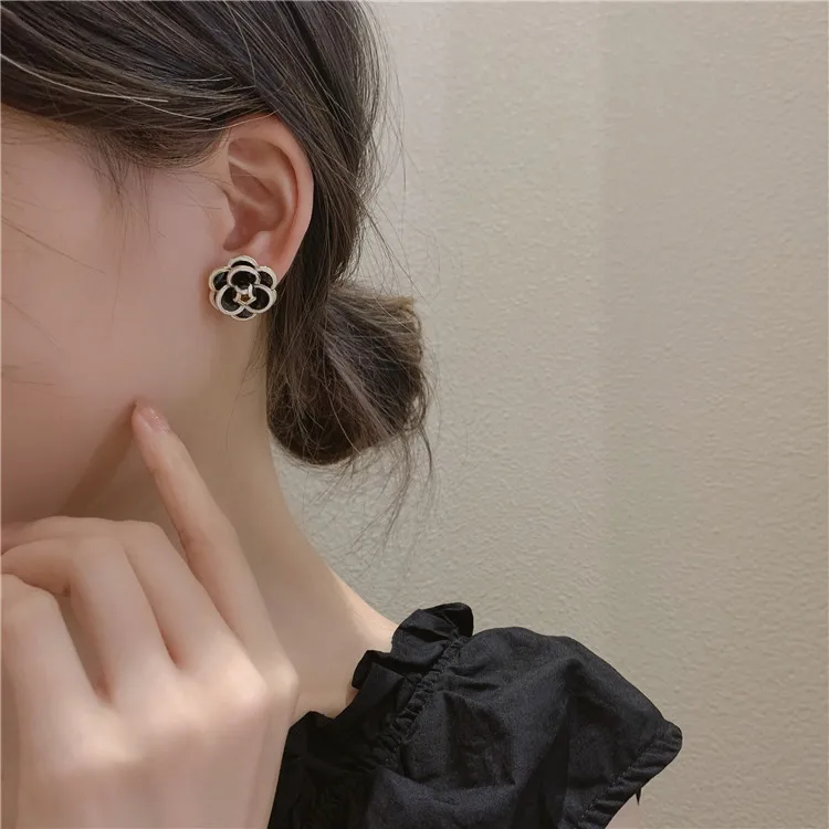 Luxury Earrings Vintage Hepburn style black white flower earrings for woman 2024 trend