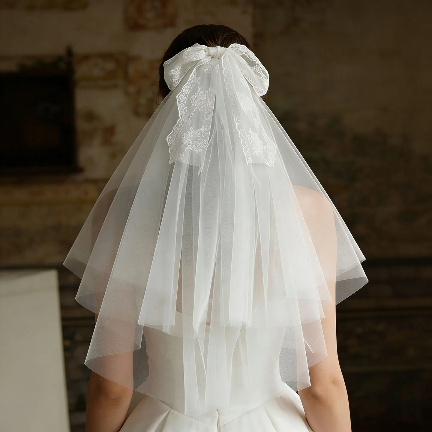 SLBRIDAL Zweilagiger Weißer Brautschleier mit Schleife und Perlen, Hochzeitsschleier mit Kamm, Brautkleid-Accessoire für Damen – Detail 1