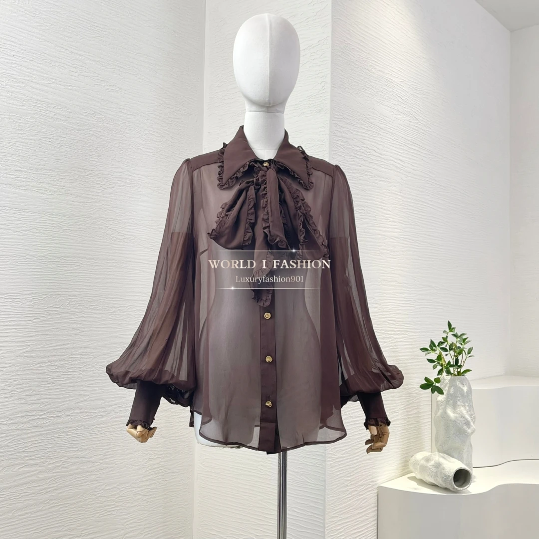 ربطة عنق ذات أكمام طويلة باللون البني عند الرقبة