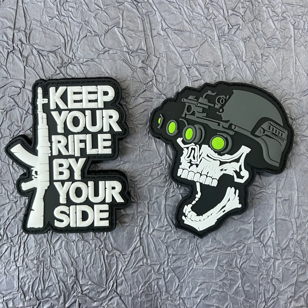 “Keep Your By Your Side“ Skull Gun Patch Pvc Clorhing Stickers Military Tactical Patches Backpack Hook and Loop Badges Applique