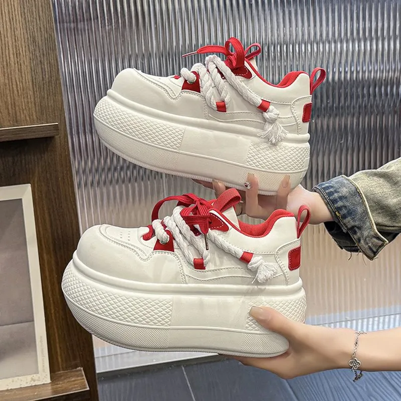 

Новые женские кроссовки на платформе из синтетической микрофибры, 7 см, 2026 год, модные массивные кеды на танкетке, вулканизированные туфли-лодочки от известного бренда