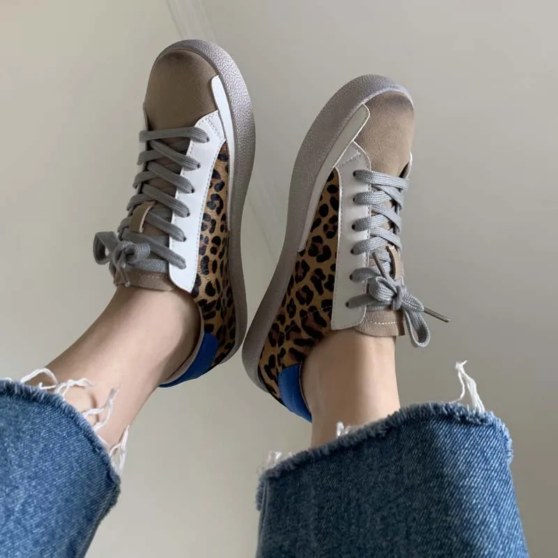 2023 novo couro sapatos lisos femininos primavera outono rendas até tênis casuais senhoras leopardo sapato moda mulher branco retalhos apartamentos