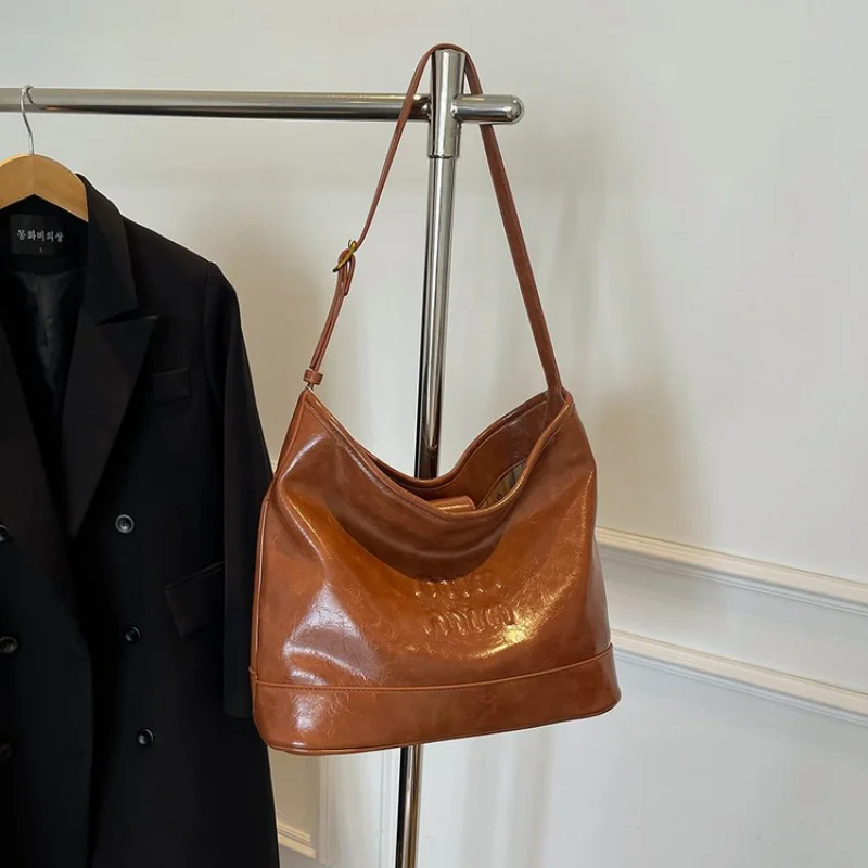 

Fashionable Women's Tote Bag Large Capacity Leather Shoulder Handbag Crossbody Purse Ladies Work Bag With Zip Closure & Pockets