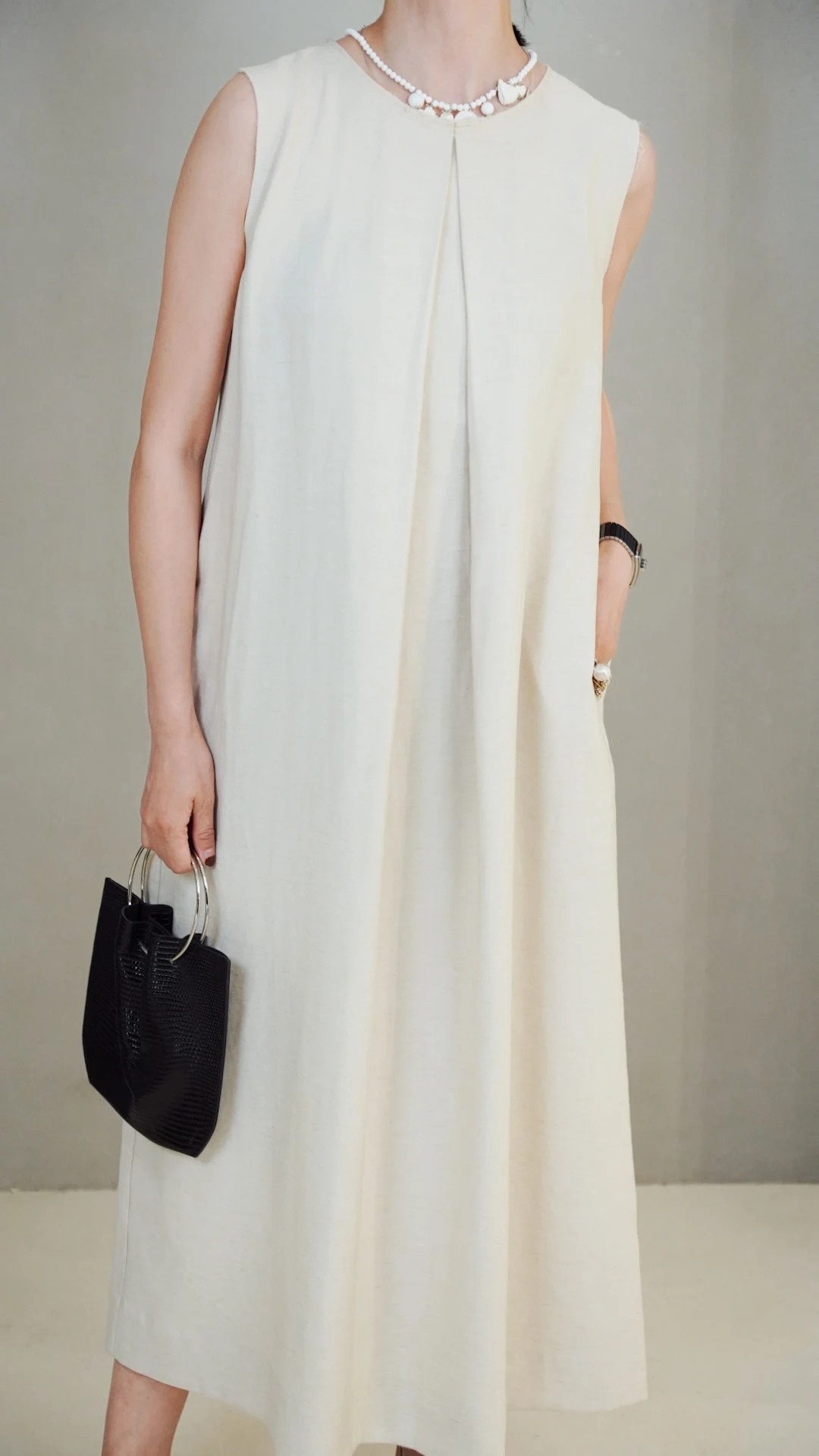 

Летняя женская футболка-жилет из тяжелого трикотажа с длинной юбкой, визуально увеличивающая фигуру, воздушная, объемная