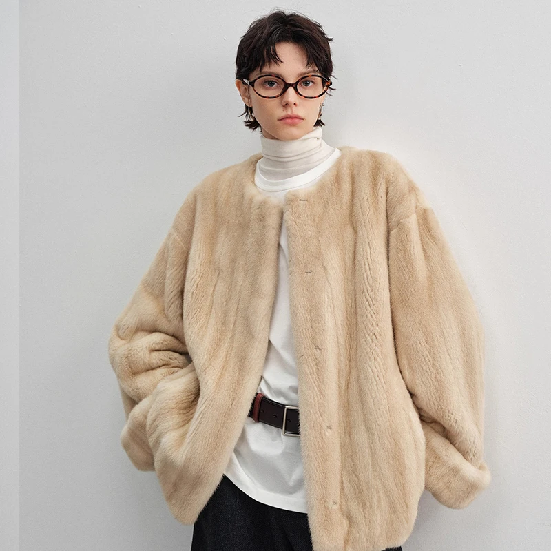 Futro z norek zimowych importowanych z Chin, aksamitne, z rękawami typu dynia, dekolt okrągły, krótkie, damskie, z naturalnego futra norek.