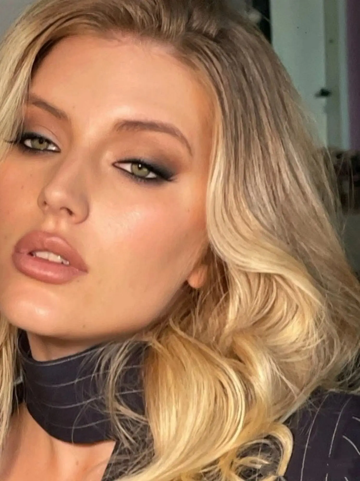 Parrucca anteriore in pizzo HD Biondo miele Radice scure Spalla Parrucca sintetica Parrucca a onde sciolte in fibra di lusso premium per donna Look realistico