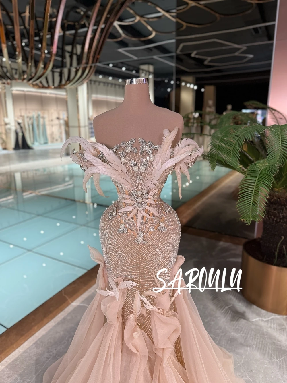 

Роскошное вечернее платье-русалка цвета пыльной розы с открытыми плечами, украшенное перьями и кристаллами, с тюлевым шлейфом, для выпускного вечера и торжественных мероприятий, на заказ