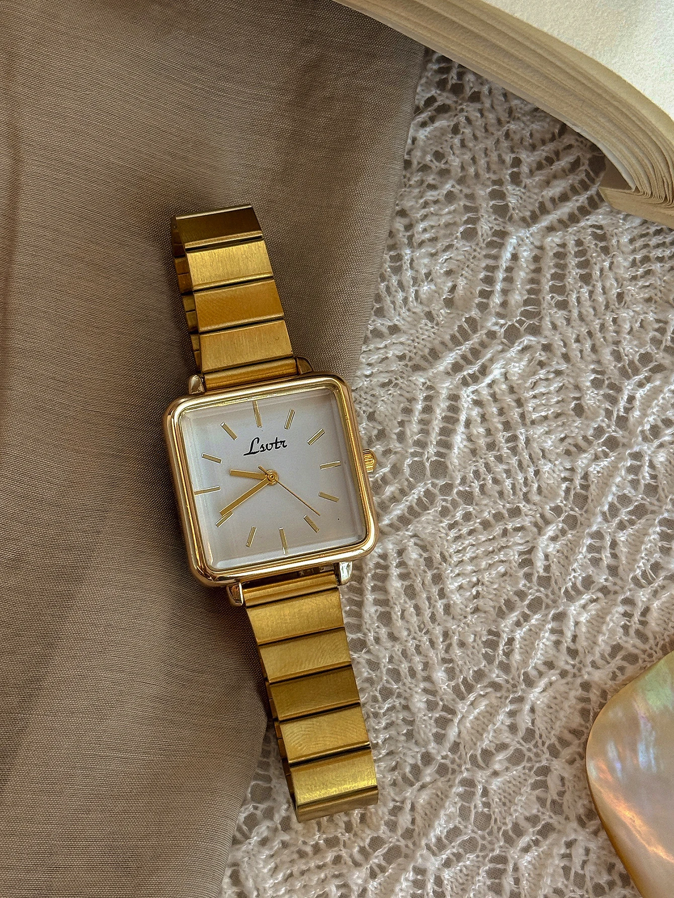 

1 new retro elegant square dial stainless steel strap ladies quartz watch elegant niche design waterproof ladies watch.