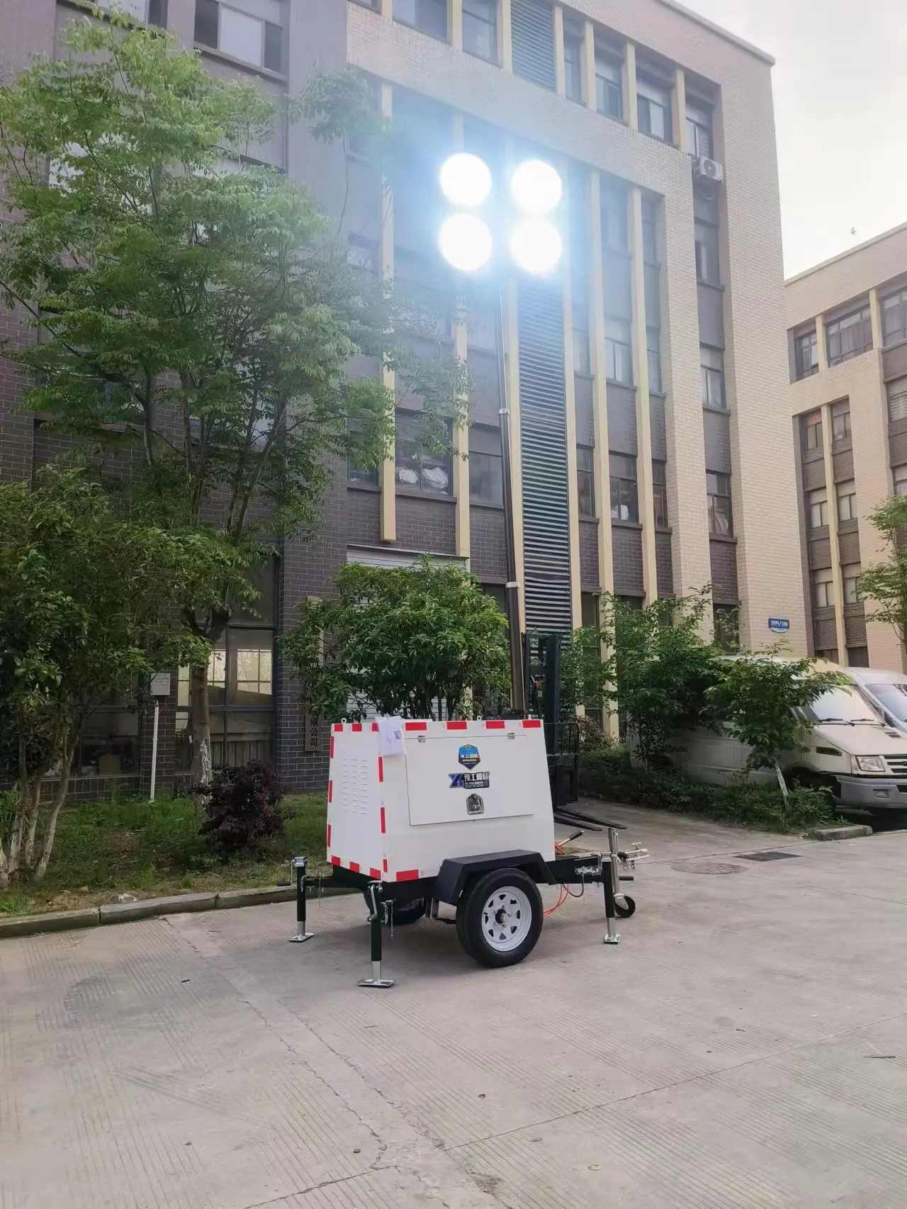Heavy Duty 4x1000W LED Mobile Lighting Tower 360 Degree Lamp Head Rotation for Multi Directional Illumination Customized