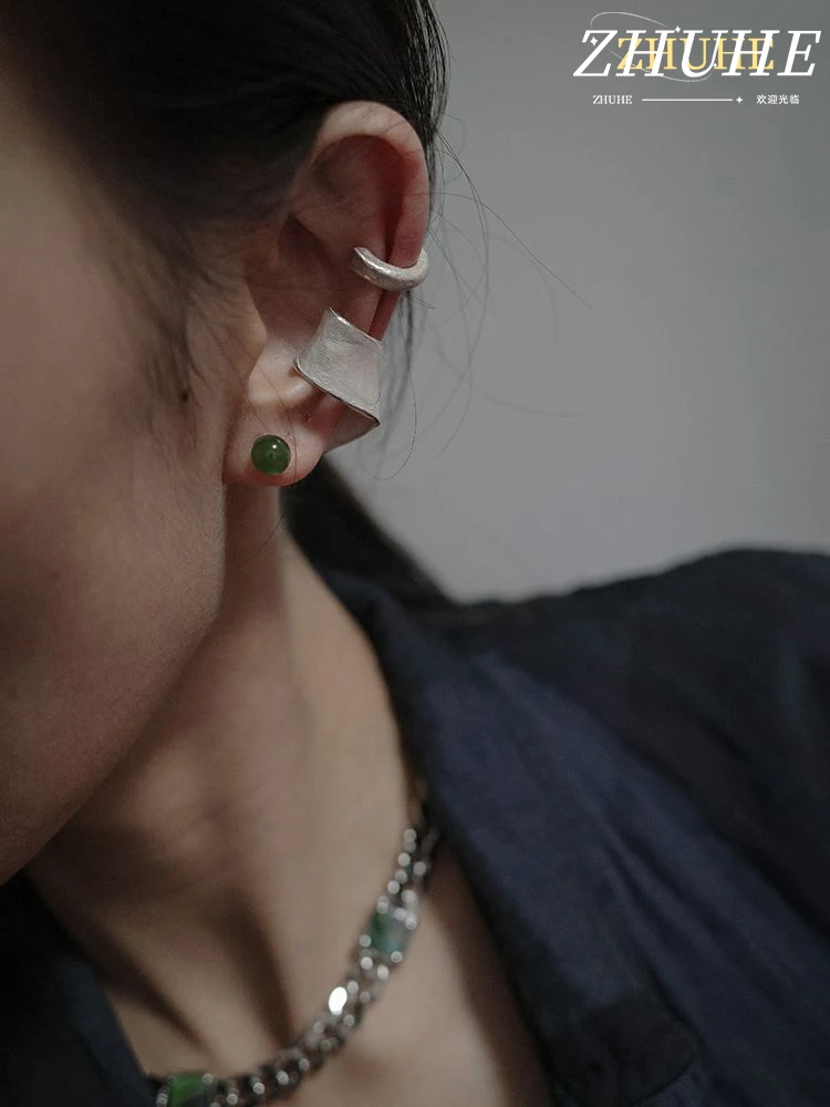 

The Wide-brimmed Ear Bone Clip In A Retro Style Is A Perfect Jewelry Accessory For Men And Women As A Party Gift