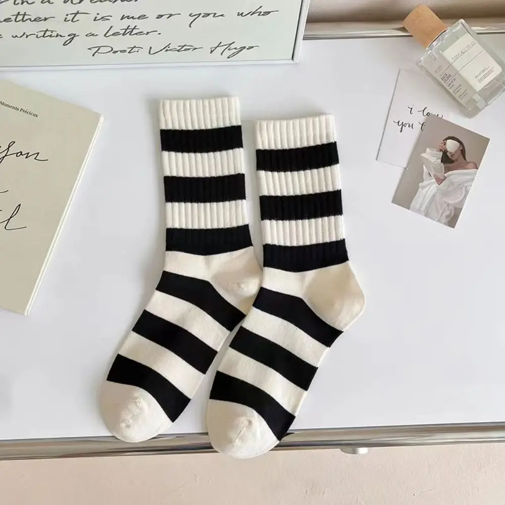 New Retro Cotton Sports Socks Fashion Spring Summer Mid Length Socks Women Men Simple Style Embroidered Socks