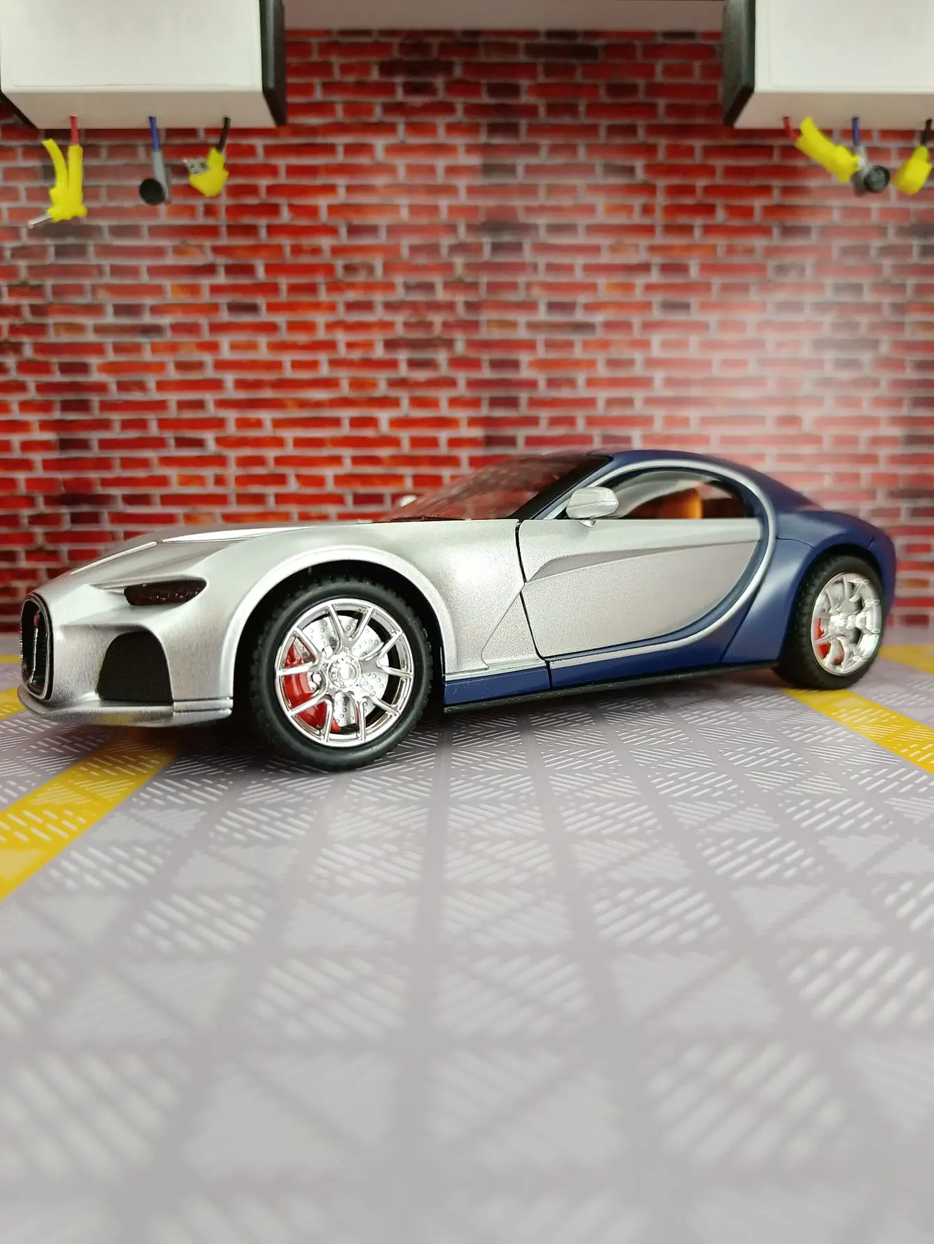 

1:24 Super-running alloy car model with rich details It is suitable for collection and as a birthday gift for friends