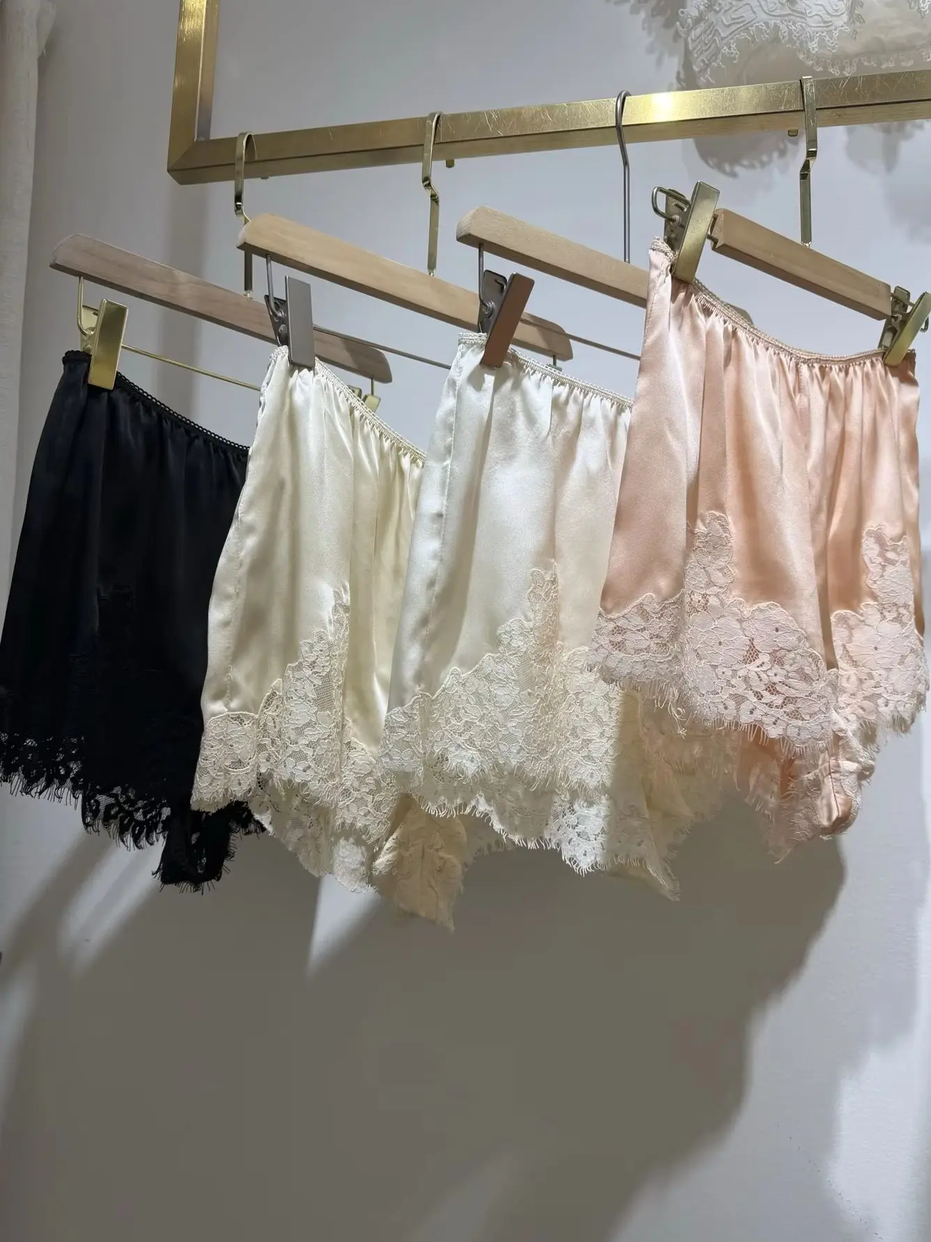 2026 Women 100% Silk Short Pants Elastic Waist Lace Patchwork Fashion Shorts