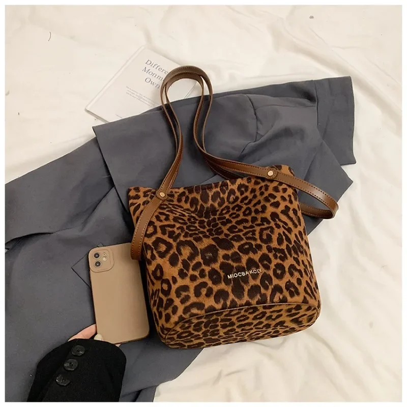 This Year\'s Popular Niche Leopard Print Bag for Women 2024 New Shoulder Bag Autumn and Winter Super Hot Hand-held Bucket Bag