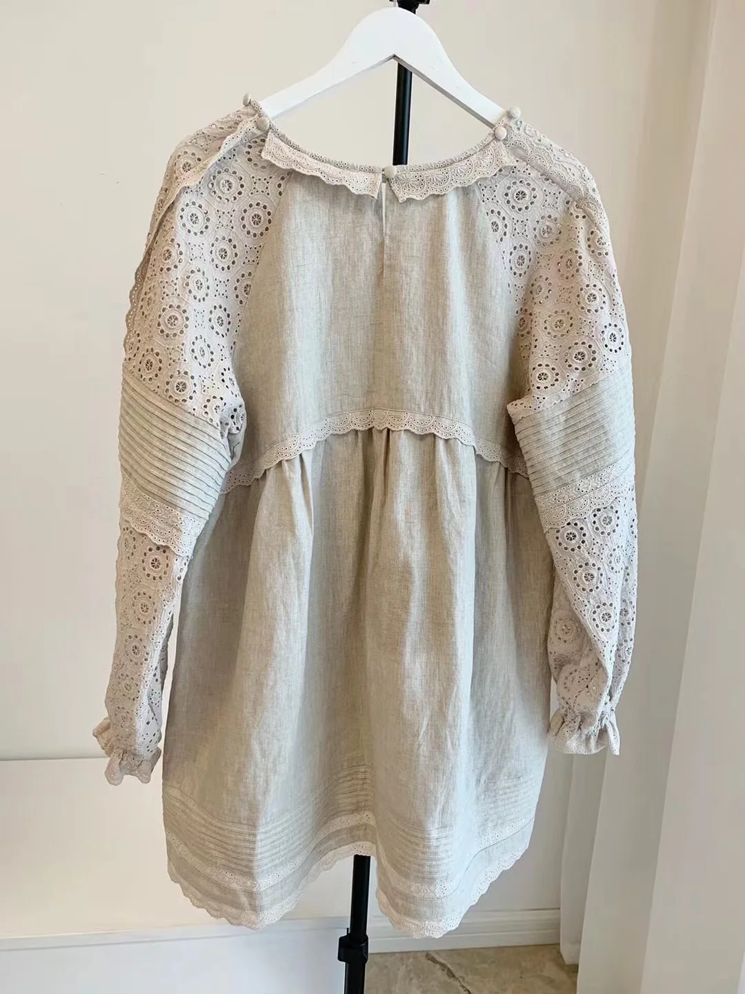 Vestido corto de manga larga para mujer, bordado, ahuecado, cuello en V, botones, pliegues, corte ondulado, dobladillo