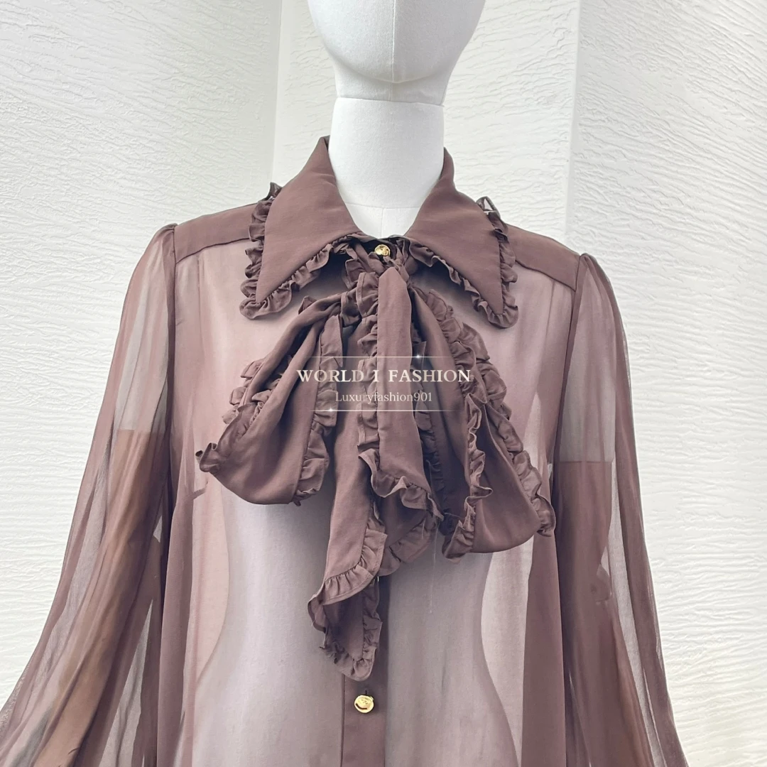 ربطة عنق ذات أكمام طويلة باللون البني عند الرقبة