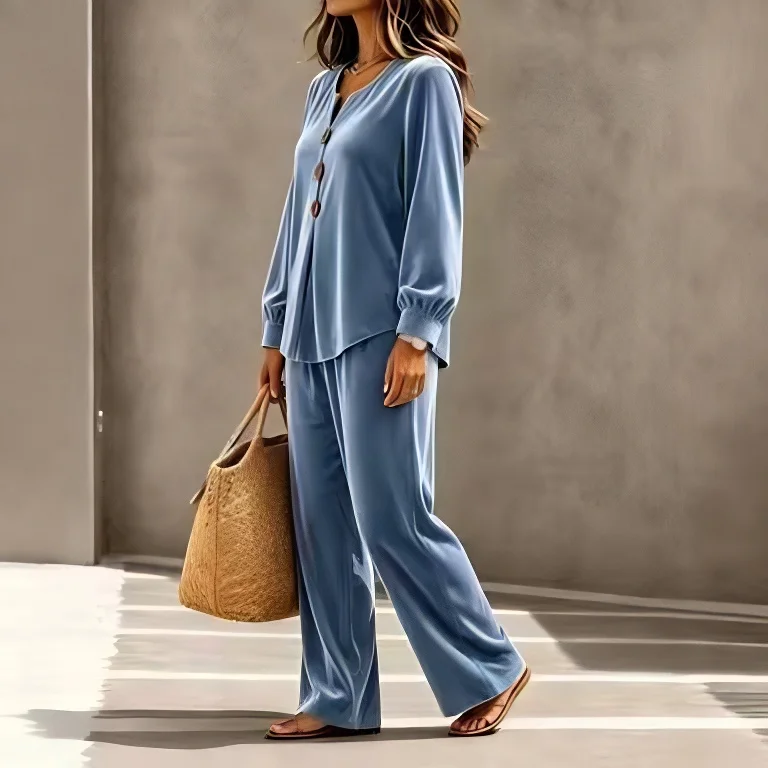 Damen-Outfit, bestehend aus zwei Teilen: Oberteil mit V-Ausschnitt und Knopfverzierung, lange, ausgestellte Ärmel, weite Hose, lässiger Herbst-/Winter-Look, passendes Set mit Taschen. – Detail 1