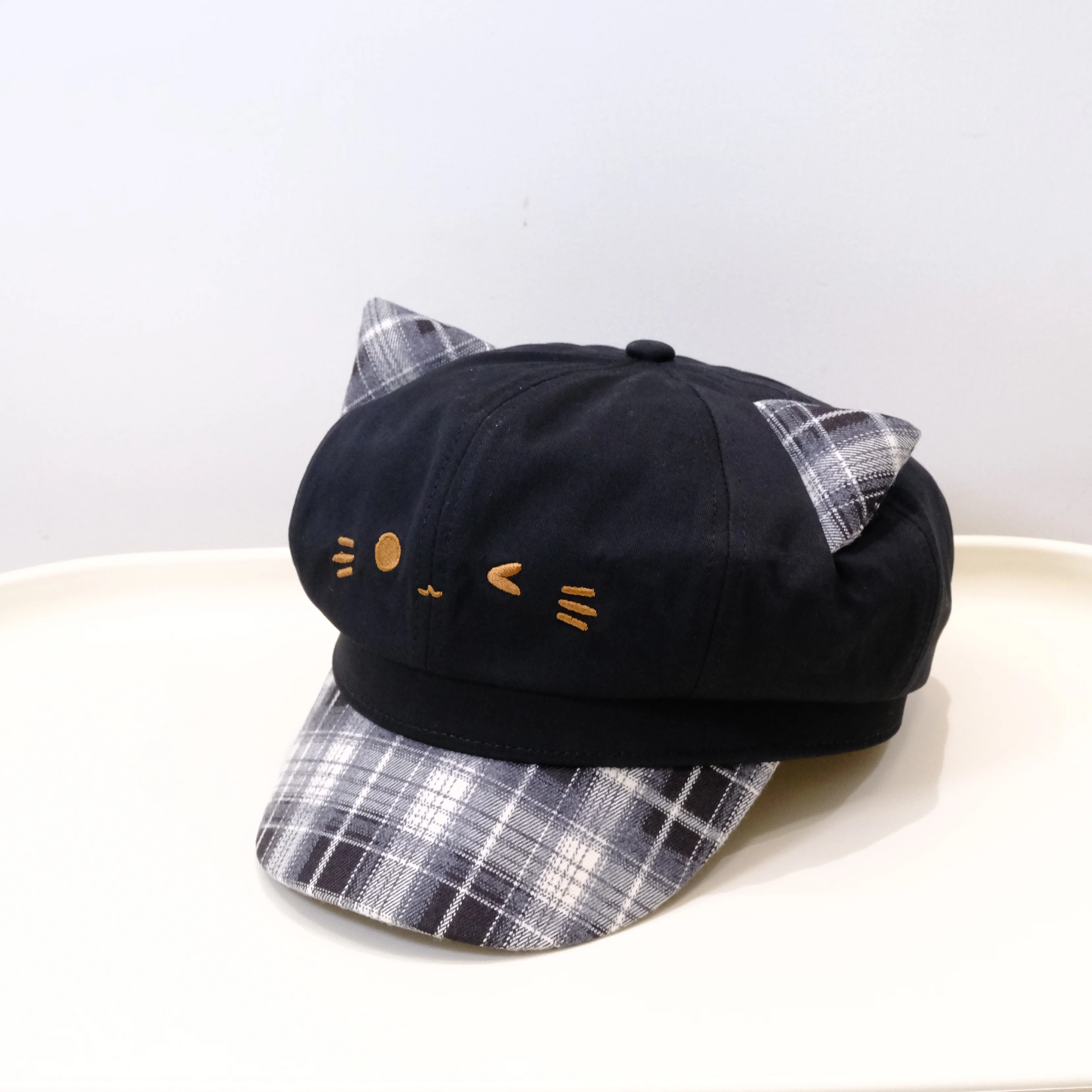 Japanese-style cute cat-themed embroidery multi-color checkered brimmed ear-shaped newsboy hat for outings and dates