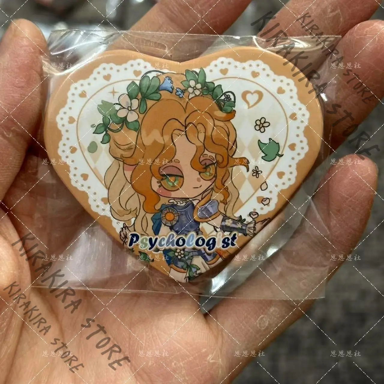 Badge Cœur Cosplay Anime Emma Woods - close-up view