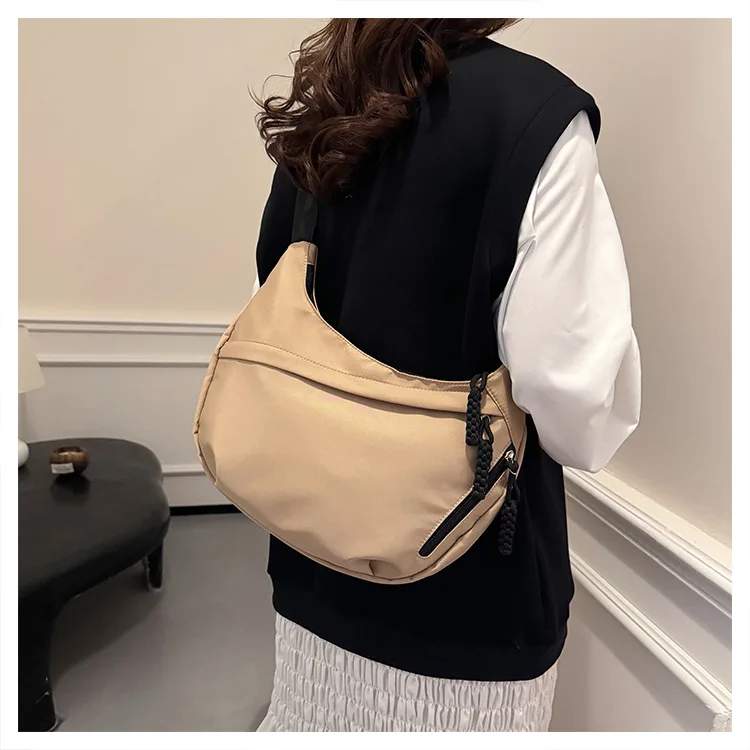 Schlichte und Stilvolle Crossbody Dumpling-Tasche, Leichtgewichtig, Große Kapazität, Umhängetasche, Studenten-Schultertasche, Vielseitige Sporttasche – Detail 12