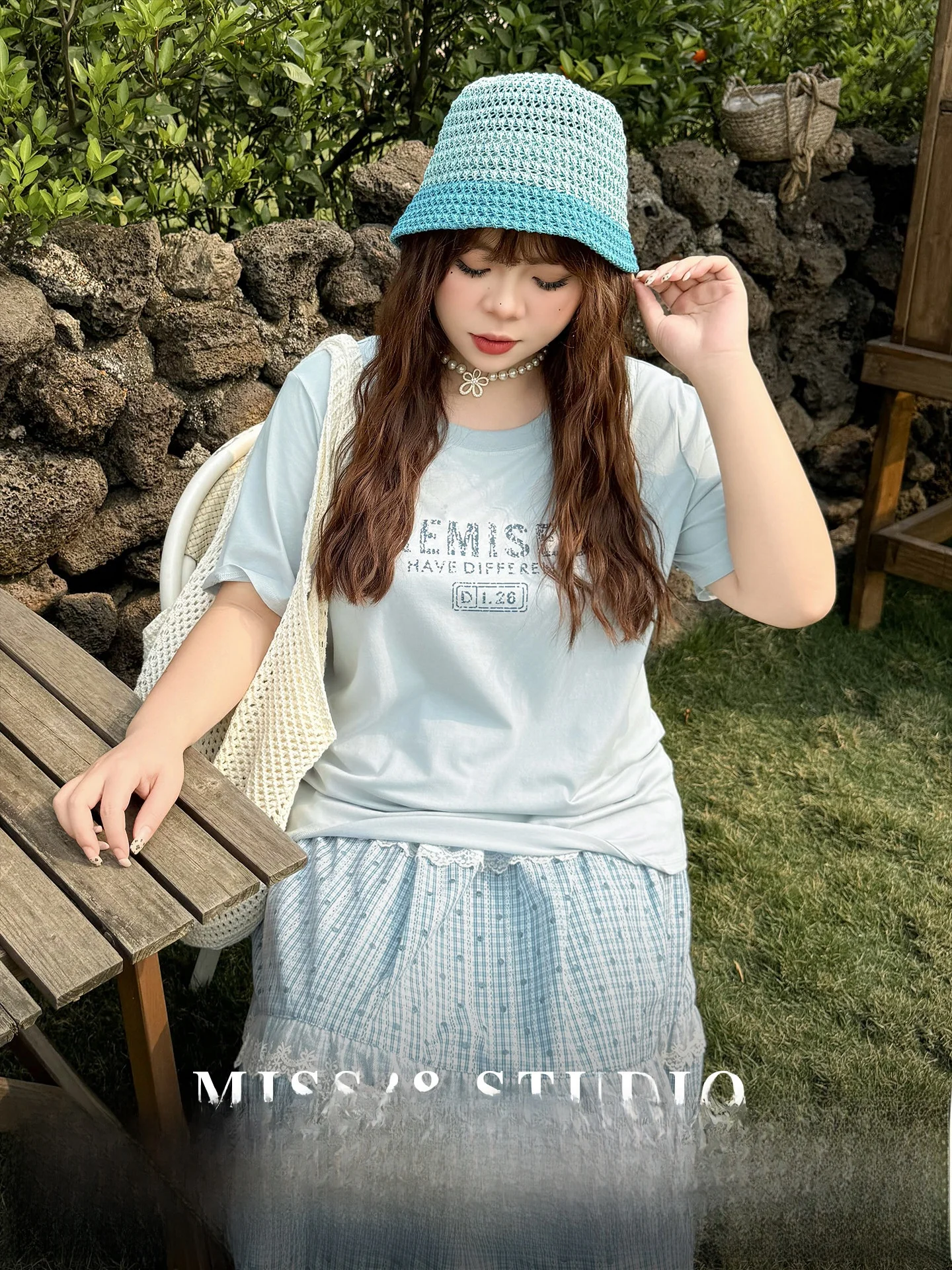 

Комплект женской одежды больших размеров: элегантный летний хлопковый костюм с коротким рукавом, принтом-надписью и клетчатой юбкой, повседневный стиль.