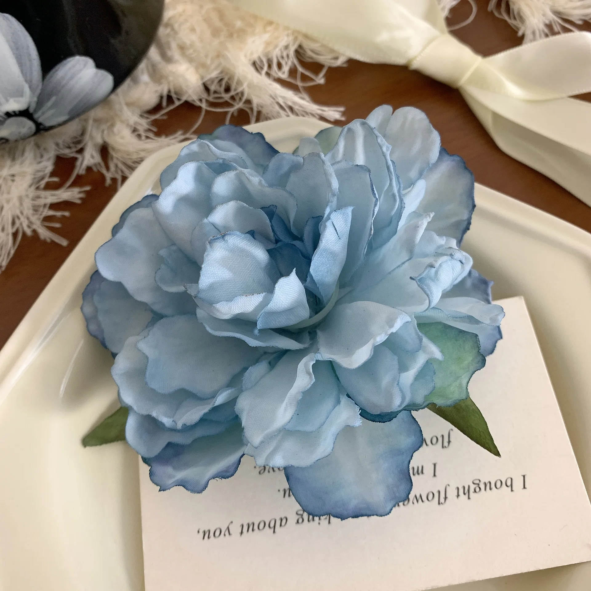 1 Stück Damen-Haarspange mit künstlicher Pfingstrose und Kamelie, große Haarspange im Resort-Stil, Entenschnabel-Clip, seitliche Blumen-Haarspange, Haarschmuck, Kopfschmuck – Detail 8