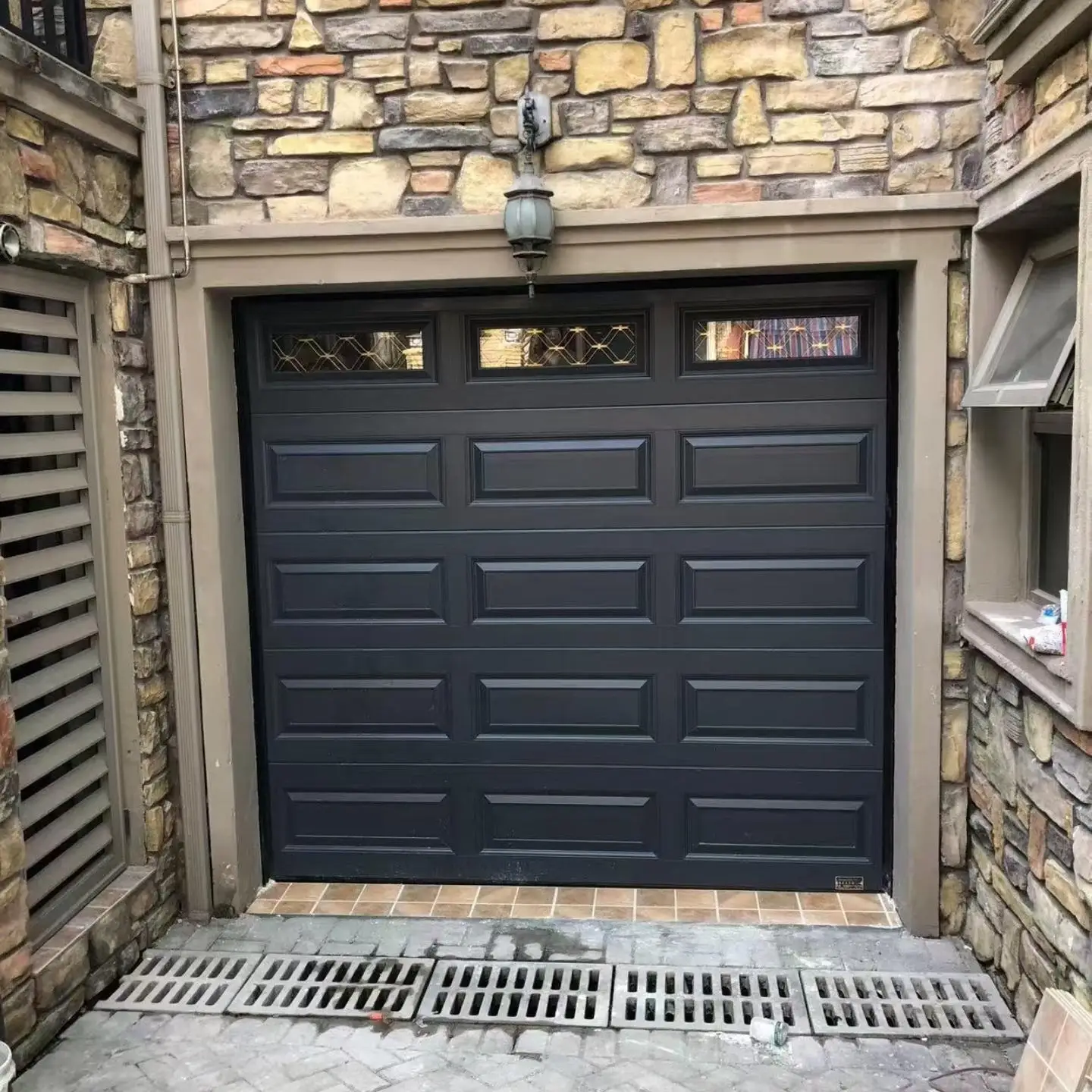 Factory Customization Rust Proof Aluminum Alloy Garage Door Modern Design Electric Garage Door Bulletproof Finished Garage Door