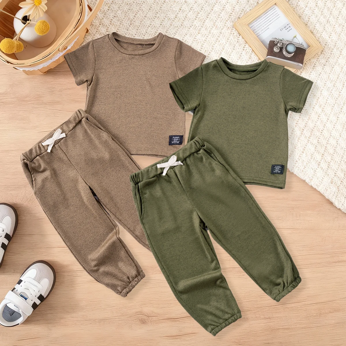 طقم مكون من قطعتين صيفي كاجوال للأولاد برقبة دائرية وأكمام قصيرة بلون عادي مع بنطلون للارتداء اليومي