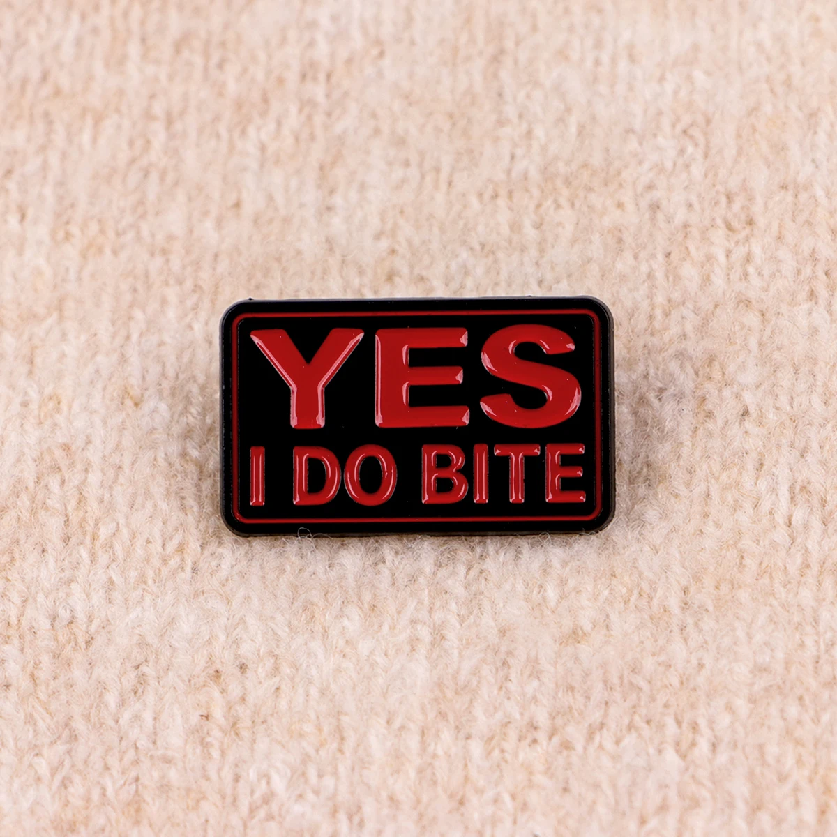 YES I DO BITE Emaille-Anstecknadel, lustige Brosche, Anstecknadeln, Abzeichen für Rucksack, Kleidung, Accessoires, Modeschmuck, Geschenke für Freunde – Detail 6