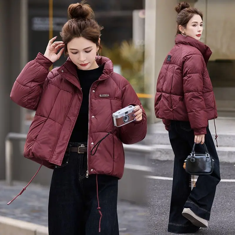 سترة قطن حمراء للنساء شتاء قصير 2025 نمط جديد مزاجه عصري صغير الوقوف طوق سترة قطنية سميكة دافئة