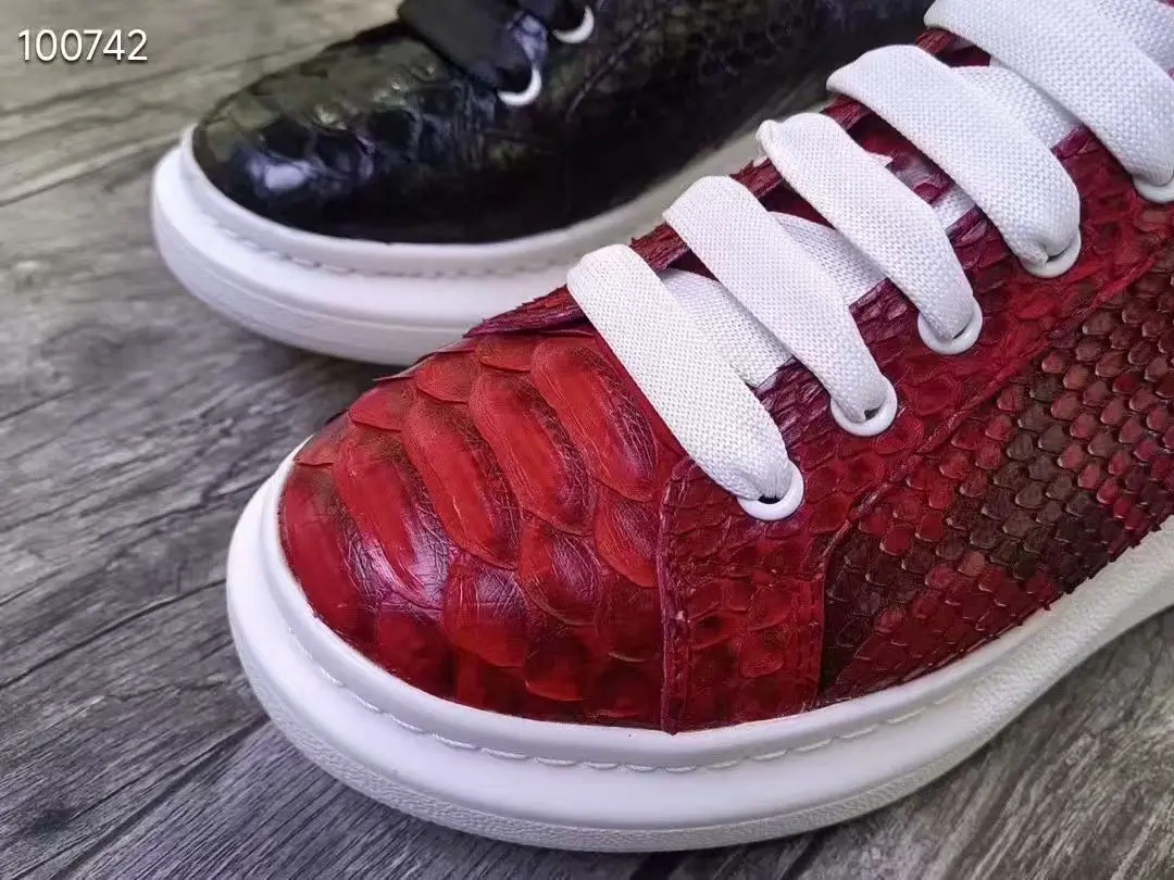 حذاء مسطح للرجال من جلد الثعبان الحقيقي لعام 100% 2025 حذاء رياضي جديد من جلد الثعبان مناسب للرجال مع بطانة بقرة أحمر أصفر وأسود