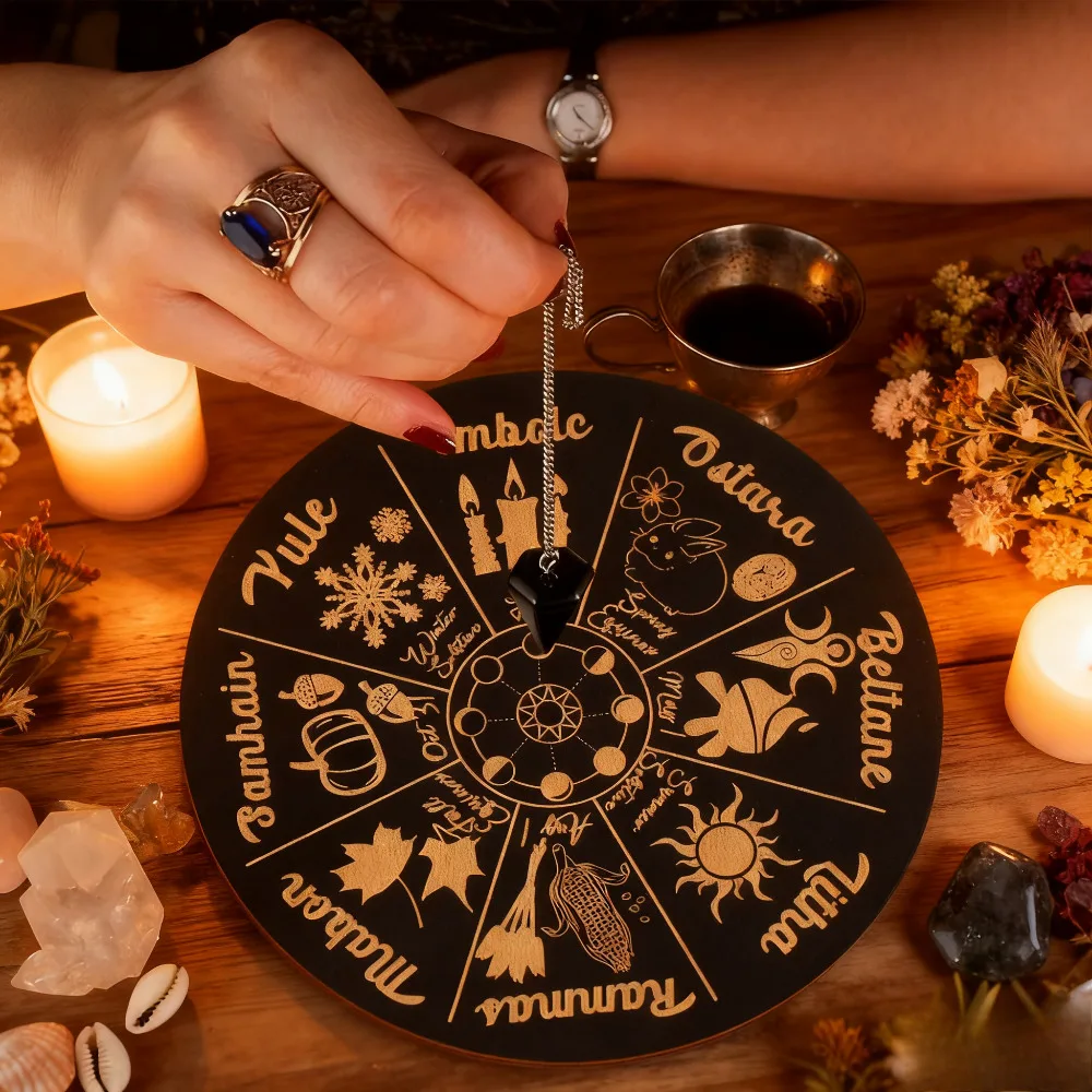 

Деревянный коврик с лазерной гравировкой в виде колеса года с 8-сезонными символами для духовных практиков. Принадлежности для ритуалов и гаданий.