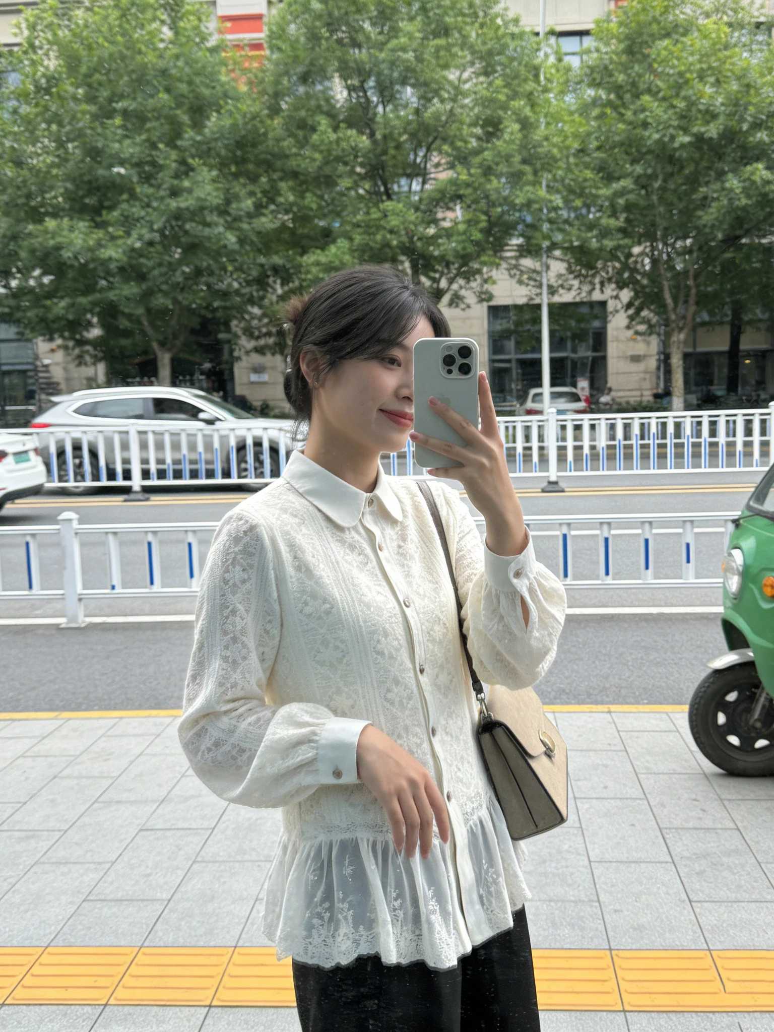 

Elegant Lightweight Luxury Lace Patchwork Turn-down Collar Heavy Embroidery Loose Slimming Layering Base Shirt Women's Spring...