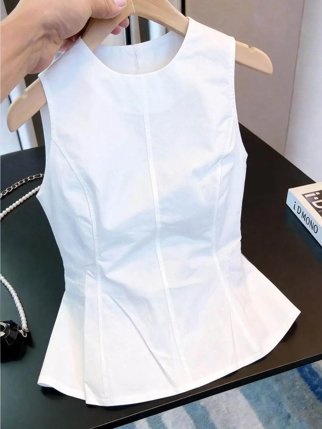 

Simple Commuter Style White round Neck Sleeveless Shirt Women's Summer New Fashion Match All Vest Shirt Trendy Chinese Made