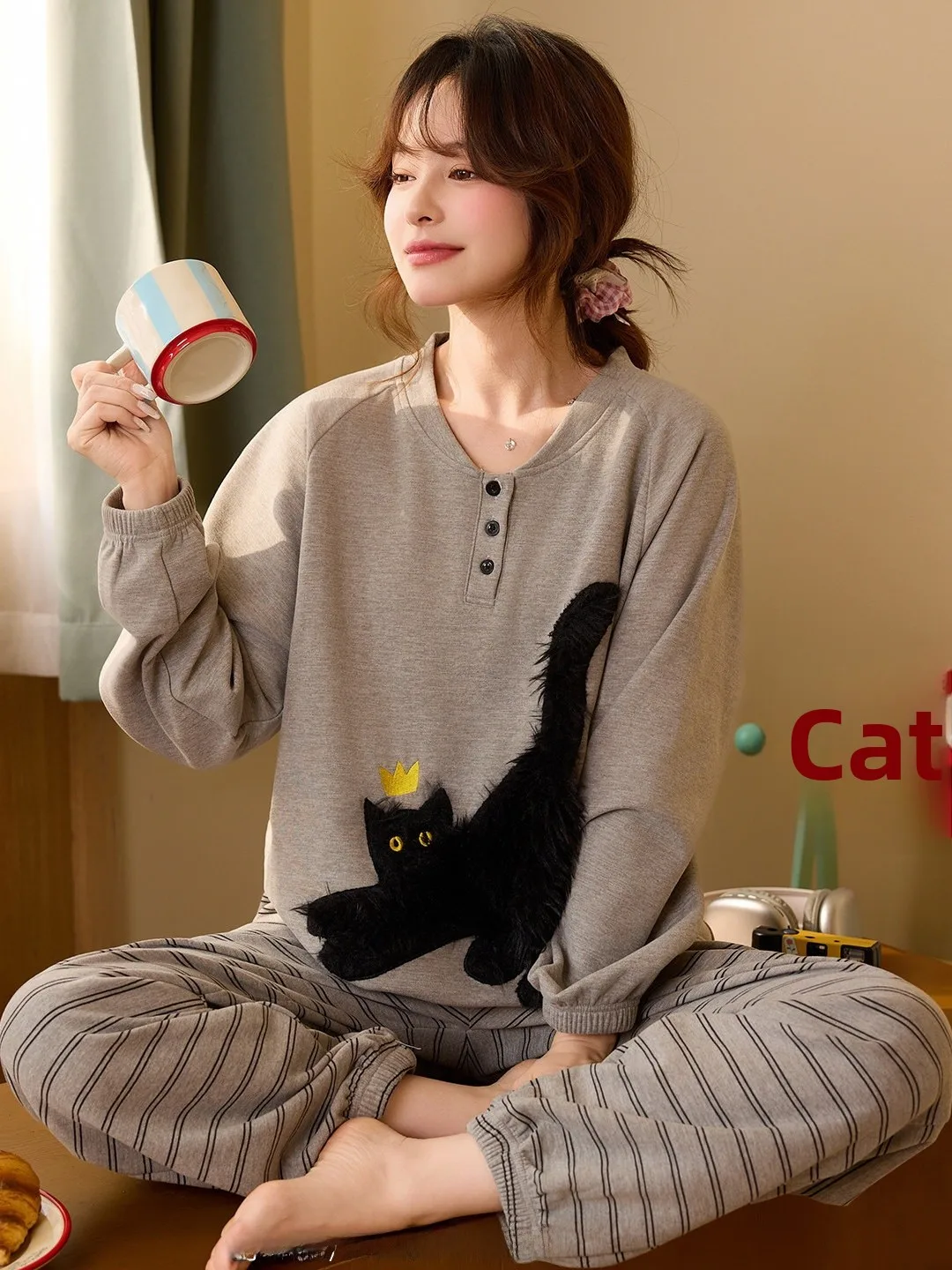 

2026 New Women's Sleepwear Long Sleeve Striped Pants Silk Velvet Home Clothes Outdoor Set Casual Style Autumn Winter Home Scene