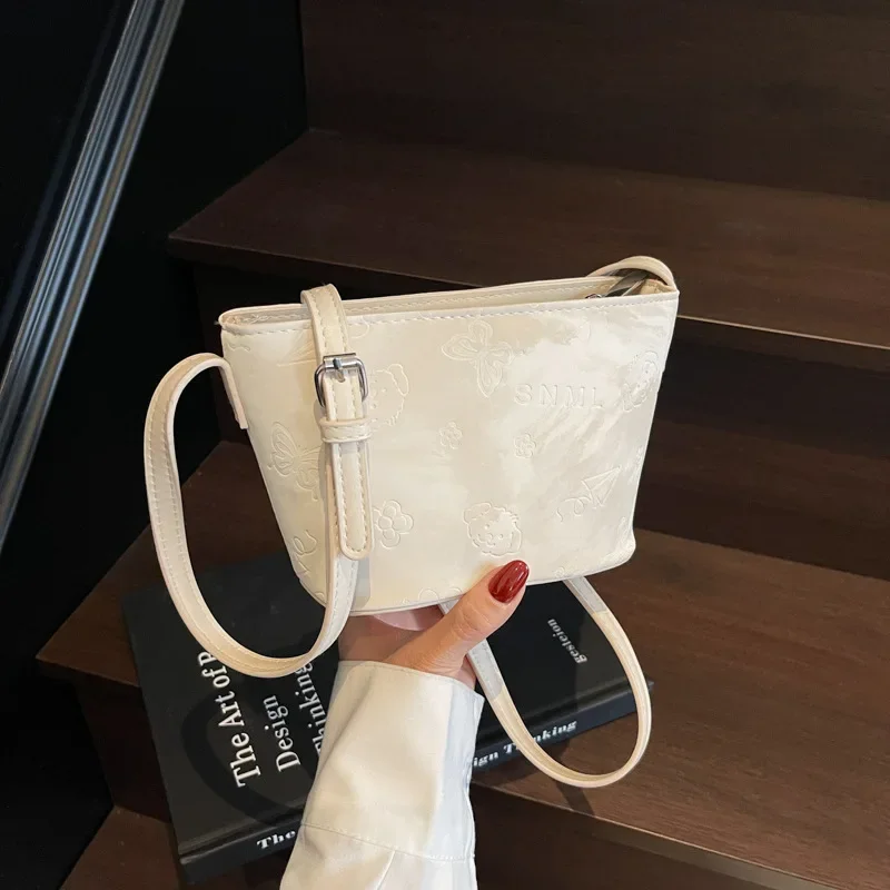 un-sac-a-bandouliere-de-niche-pour-femme-au-printemps-de-2025-un-sac-seau-polyvalent-a-une-epaule-pour-les-deplacements-et-le-shopping
