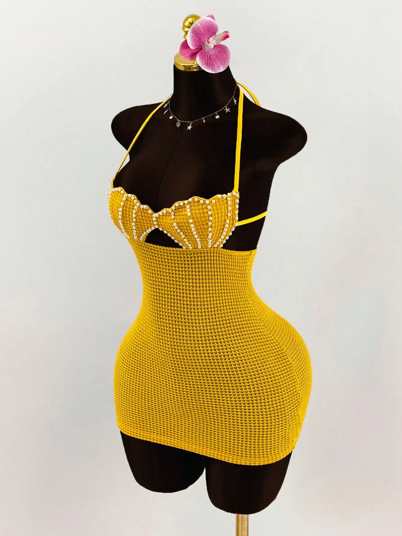 Robe mini moulante dos nu en crochet style bikini, ornée de perles et de coquillages