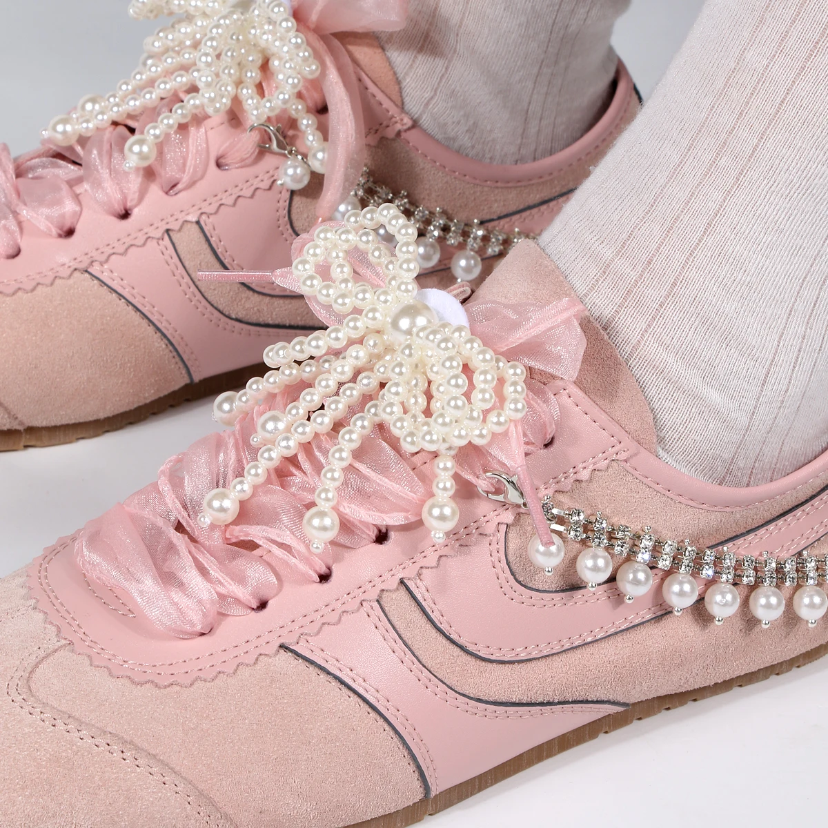 Schuhketten aus perlmuttfarbenem Metall | Zarter doppellagiger Schuhschmuck mit Schleifenverschluss | Elegantes Schuhzubehör für Damen – Detail 3