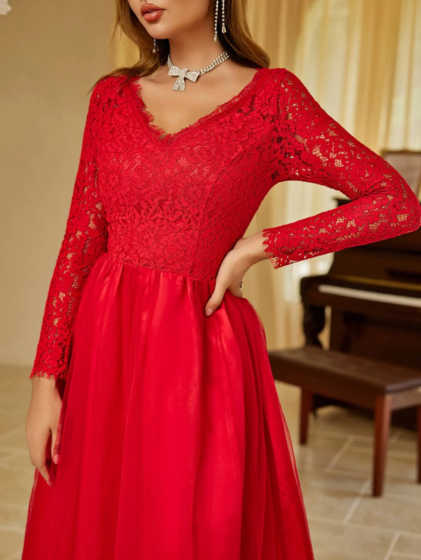 Abito da sera formale da donna in pizzo rosso a maniche lunghe elegante abito da damigella d'onore per invitati al matrimonio in chiffon con scollo a V 2024