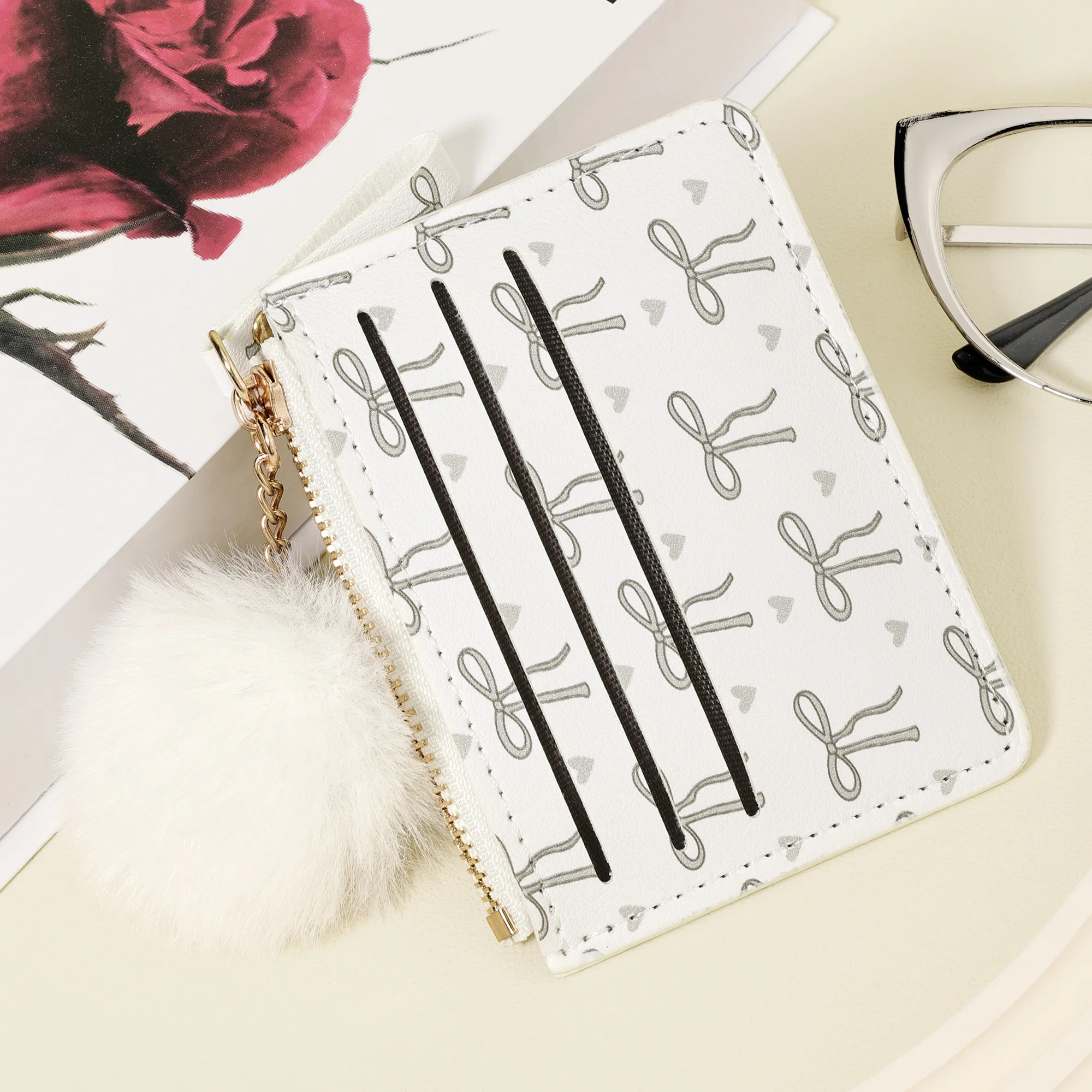 

Новый минималистичный ультратонкий держатель для карт со стильным акцентом в виде помпона, легкий и портативный, для наличных, удостоверений личности и кредитных карт.